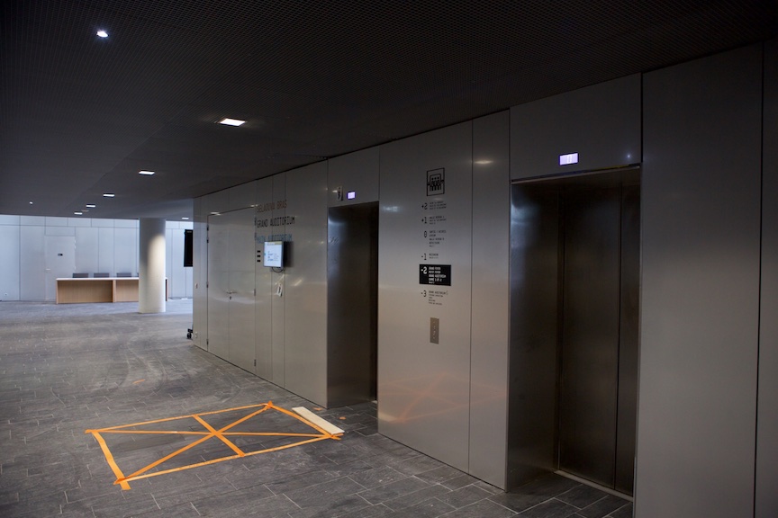 Plusieurs ascenseurs desservent directement la salle où les participants passeront le plus de temps...